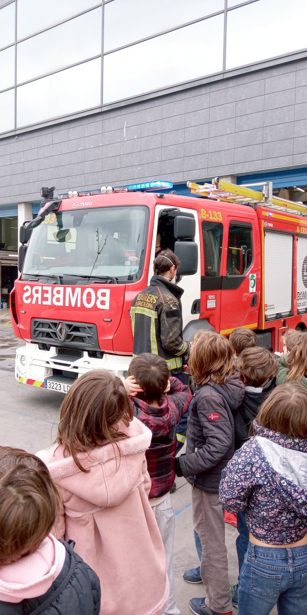 ecolelesseps's tweet photo. Les CPB ont visité la caserne des pompiers! @ecolelesseps @aefeinfo  @BCN_Bombers https://t.co/A7j736tflT