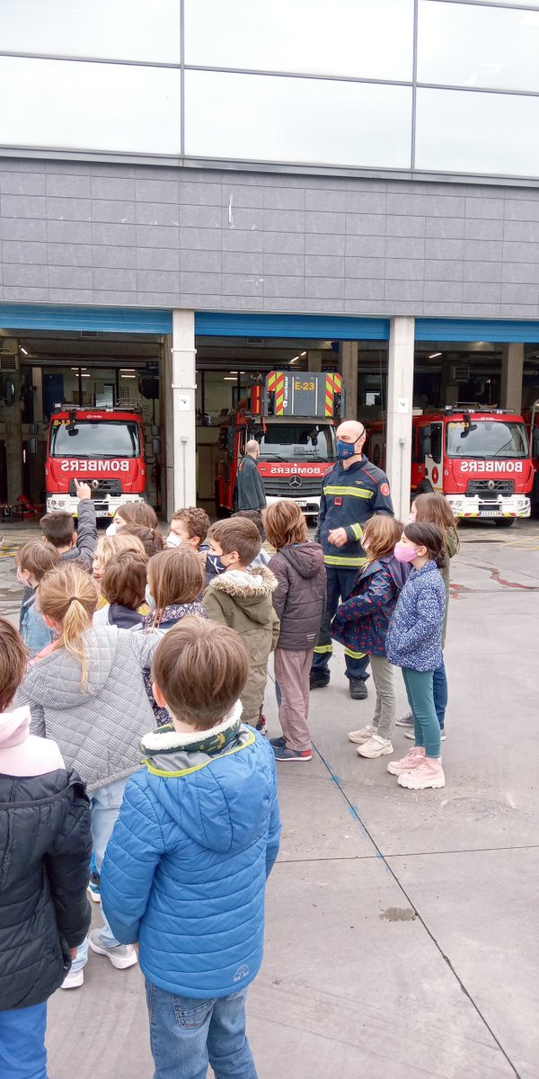 ecolelesseps's tweet photo. Les CPB ont visité la caserne des pompiers! @ecolelesseps @aefeinfo  @BCN_Bombers https://t.co/A7j736tflT