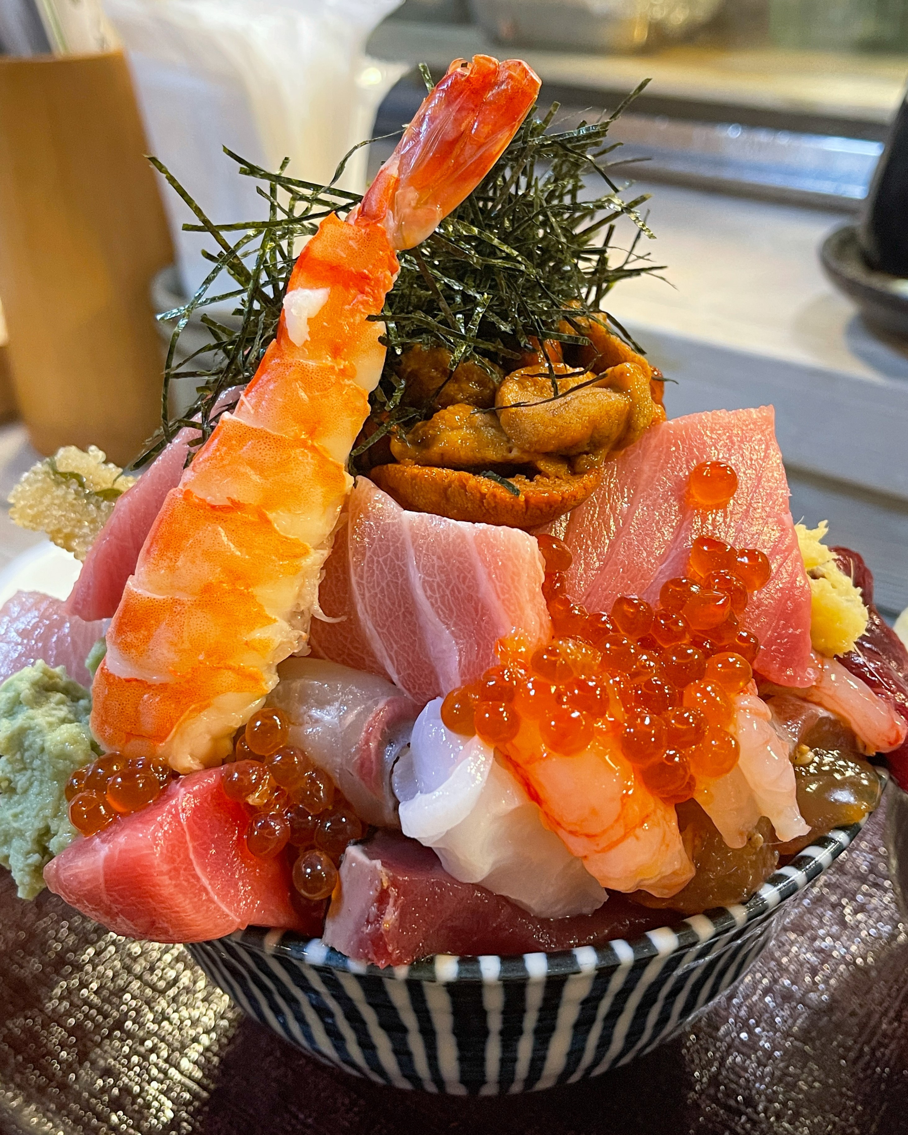 唯一無二の絶品グルメ むにぐるめ 江戸富士 東京 御茶ノ水駅から徒歩7分 ランチ時に超豪華な まぐろトロうにイクラのせ海鮮丼 を食べられるお店 丼におさまり切れない圧巻のボリュームで 厚切りトロやクリーミーなウニ とろけるネギトロなど