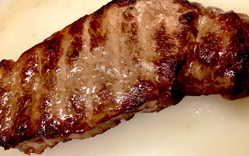 大刀 ザ ヒュージザンバー 厚さ2cmのステーキ 魚焼きグリルの弱火で4分焼いてそのまま余熱で30分放置 熱々に熱したフライパンで片面30秒焦げ目を付けて良い感じのレアが出来た