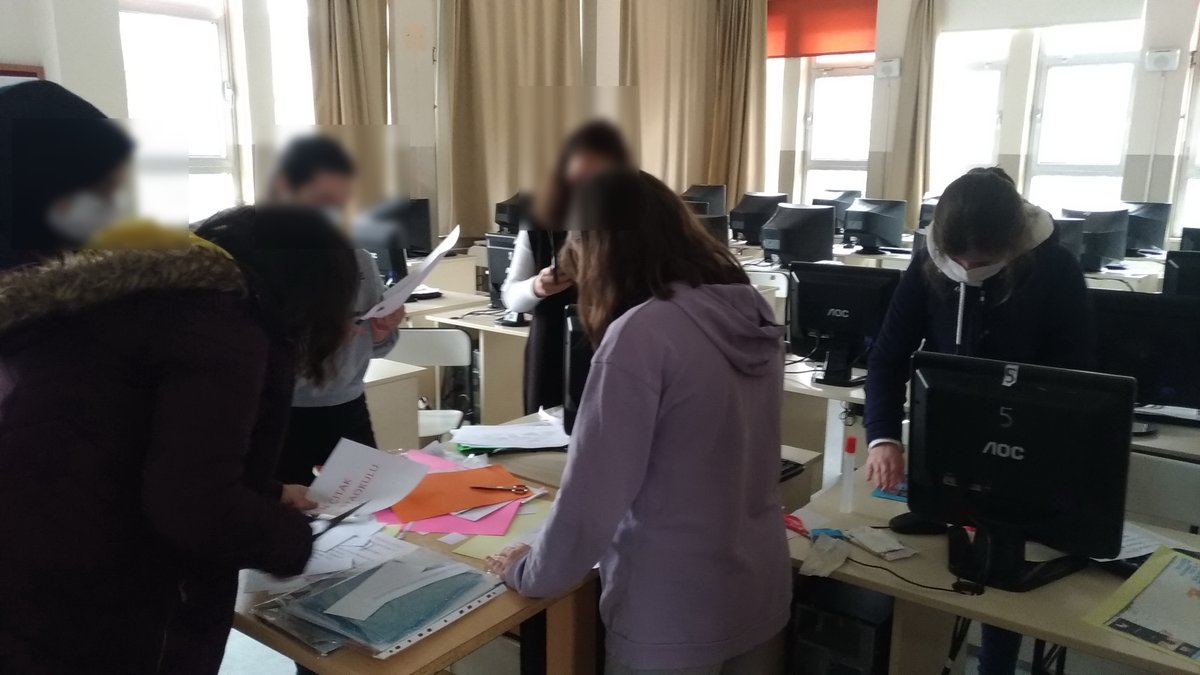 Beyhan ÇITAK – 23 Nisan Ortaokulu Code for Everyday Projemiz Okul Panosu Çalışmamız panolarımızda yerini aldı.
#codeforeveryday #etwinning #turkiyetwinning #23NisanOrtaokulu