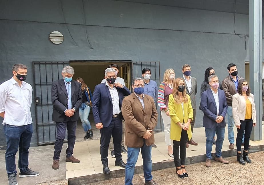 marilinsacnun's tweet photo. En el marco del Programa #ArgentinaContraelHambre y del Consejo Federal de Políticas Sociales,recorrimos junto a @vtolosapaz el predio de UNR donde se trabaja en un Banco Público de Alimentos, que tendrá una capacidad de producción de 3000 kilos de alimentos diarios.
#arraigo https://t.co/AkuwcipBEN