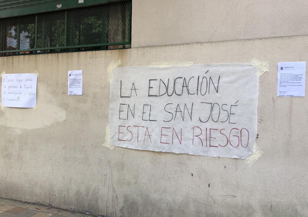 RevCombativas's tweet photo. [AHORA]En el colegio San José, de Quilmes. Alumnxs y ex alumnxs piden la reincorporación de la profesora Flavia. 

El lenguaje inclusivo,las lecturas que no están en un plan de estudios y las ganas de luchar no son aceptadas; pero lxs estudiantes no van a permitir este atropello. https://t.co/gUf9AFe3sU