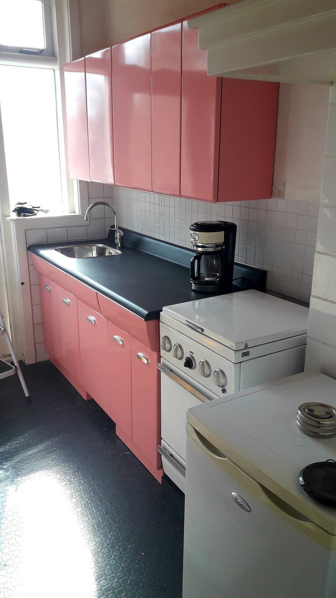 fgeerdink's tweet photo. after. (new floor to come in 3 weeks)
#americankitchen #pinkplease https://t.co/EHHA92Js7P