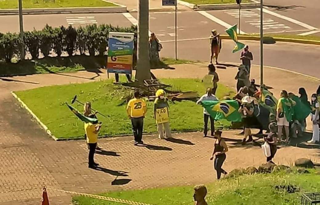 andreraboni's tweet photo. A Revolução dos Cloroquinions. Circo e Delírio em São Leopoldo (RS), Brazil. 2021

Com direito à execução do Hino nacional e continência à caixa gigante de cloroquina. https://t.co/CGFoPzwdOq