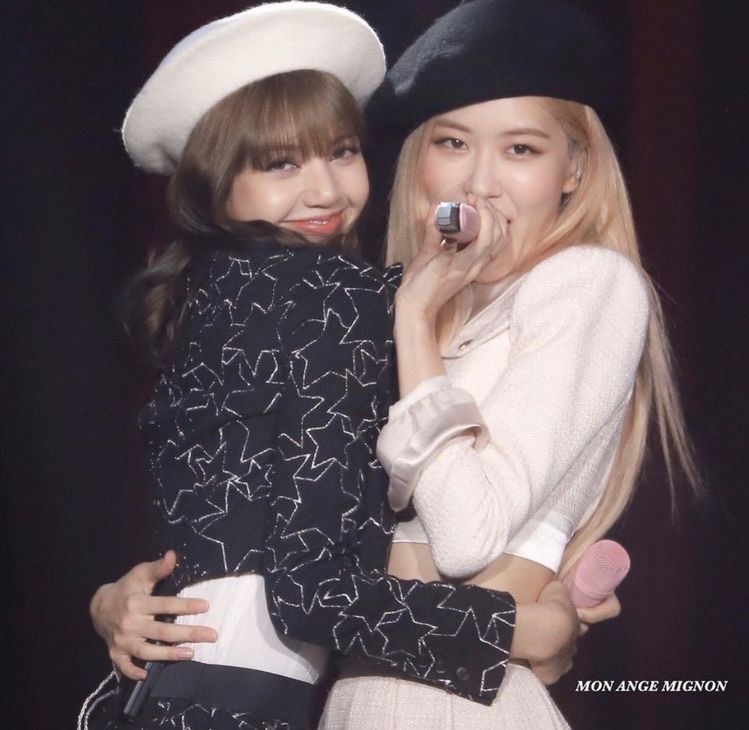 rshourly's tweet photo. happy birthday to rosie's soulmate and our talented and beautiful lalisa! i hope you have an amazing day i love you so so much 💗
#TheLalisaDay
#OurGemLalisaDay
#리사가_걷는길은_삼월처럼_따뜻하길 
#로제  #ROSÉ https://t.co/tXZuBlqGmv
