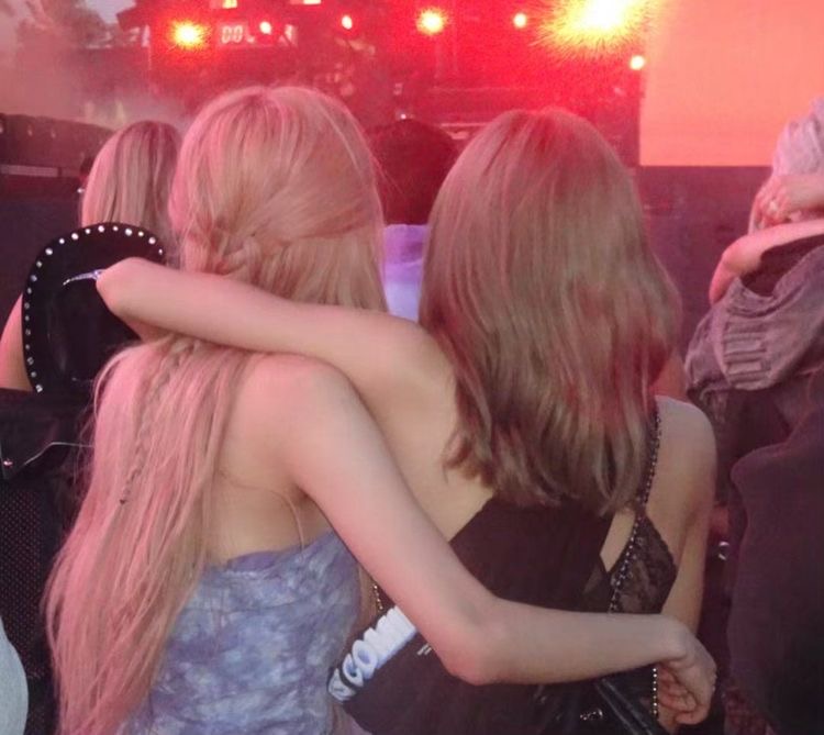 rshourly's tweet photo. happy birthday to rosie's soulmate and our talented and beautiful lalisa! i hope you have an amazing day i love you so so much 💗
#TheLalisaDay
#OurGemLalisaDay
#리사가_걷는길은_삼월처럼_따뜻하길 
#로제  #ROSÉ https://t.co/tXZuBlqGmv
