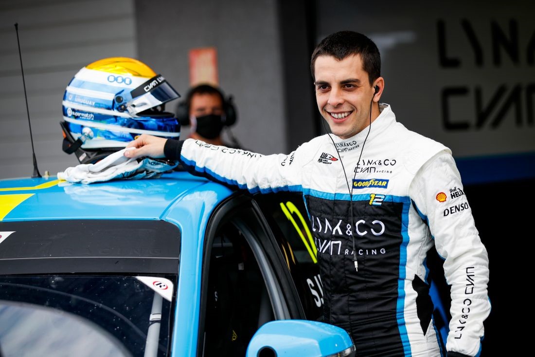mrosasosa's tweet photo. MUNDIALS DE TURISMOS. "Quiero ser como ellos porque quiero ganar el título Mundial" (Santiago Urrutia). Texto completo de la nota publicada hoy en el sitio oficial FIA-WTCR https://t.co/xLakYarTPe
@Santi_Urrutia @Cyan_Racing @FIA_WTCR @GEELYuy @GeelyGroup @UyDeporte @bseuruguay https://t.co/Re9VDEaDwB