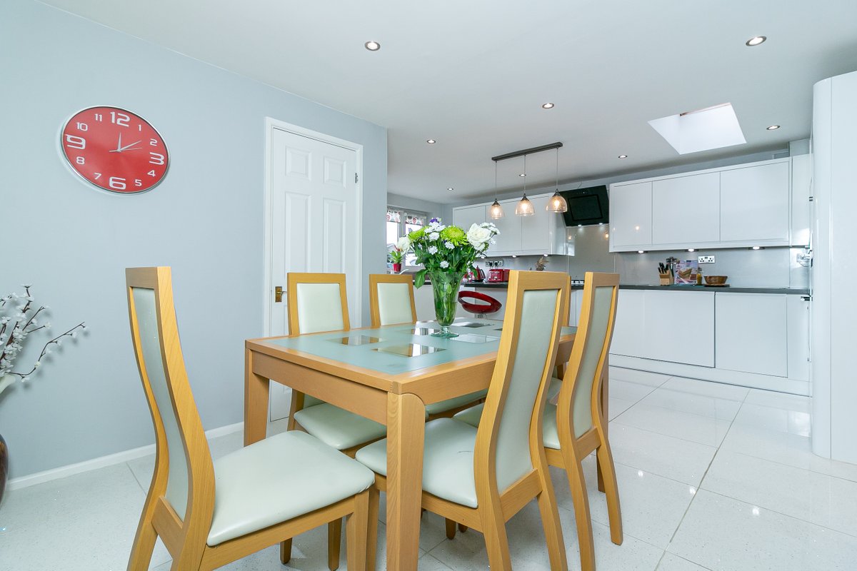 comp_prop_photo's tweet image. A recent property shoot we did for Leysbrook. A beautifully presented and vastly improved and extended 3 bedroom house in Dents Close Letchworth. Here are a selection of photographs, to view the full listing simply visit: leysbrook.co.uk/property-detai…