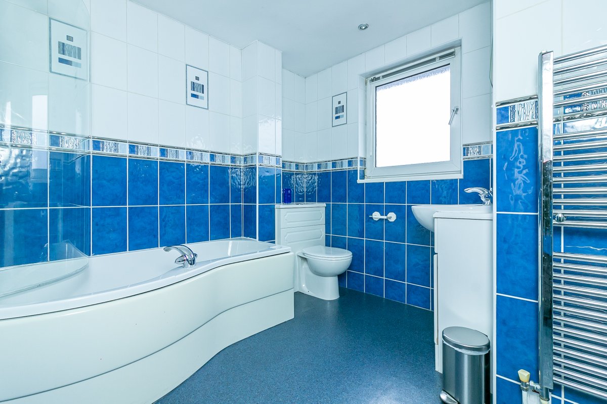 comp_prop_photo's tweet image. A recent property shoot we did for Leysbrook. A beautifully presented and vastly improved and extended 3 bedroom house in Dents Close Letchworth. Here are a selection of photographs, to view the full listing simply visit: leysbrook.co.uk/property-detai…