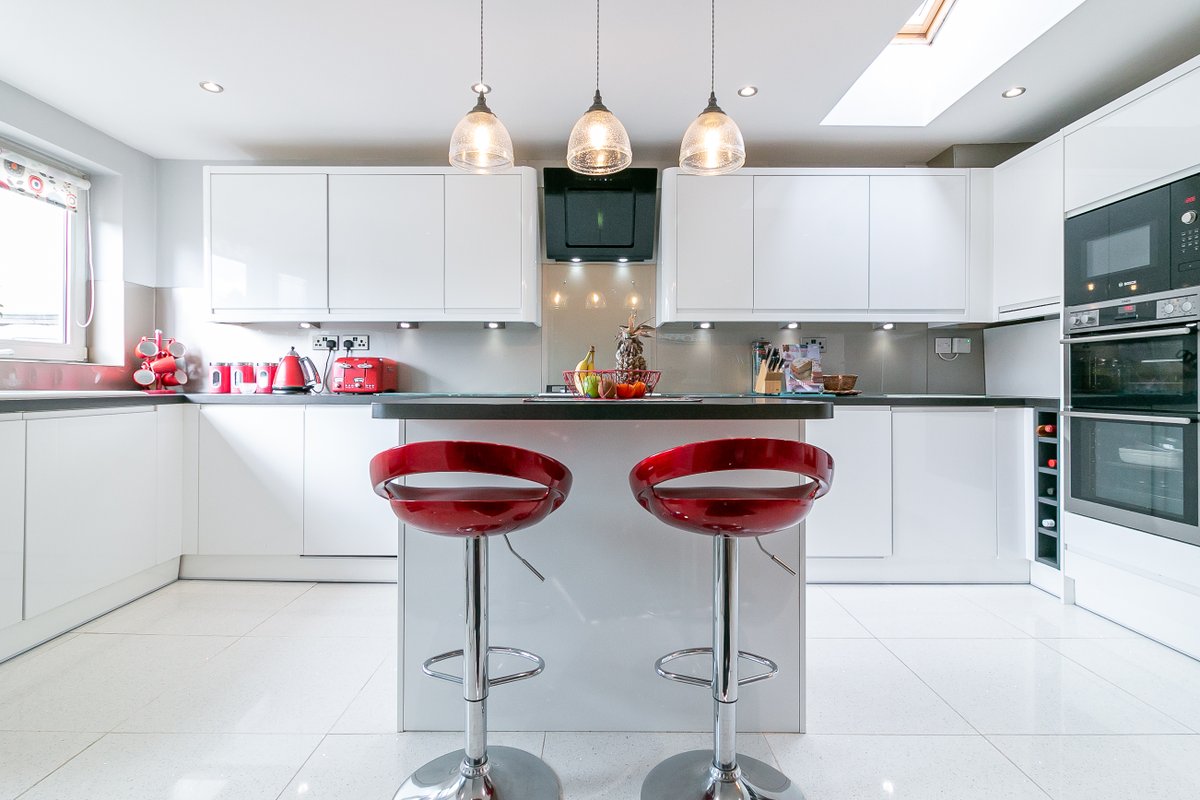 comp_prop_photo's tweet image. A recent property shoot we did for Leysbrook. A beautifully presented and vastly improved and extended 3 bedroom house in Dents Close Letchworth. Here are a selection of photographs, to view the full listing simply visit: leysbrook.co.uk/property-detai…