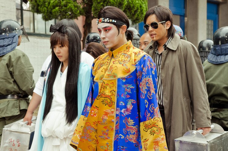 조정석 옛날에 그런 영화도 찍지 않았었나 강철? 대오??   왠지 보면 가슴이 뜨겁고 벅차고 하여튼 그런 영화였었던 기억이 남 민주화운동을 벌이는 대학생들 이야기임