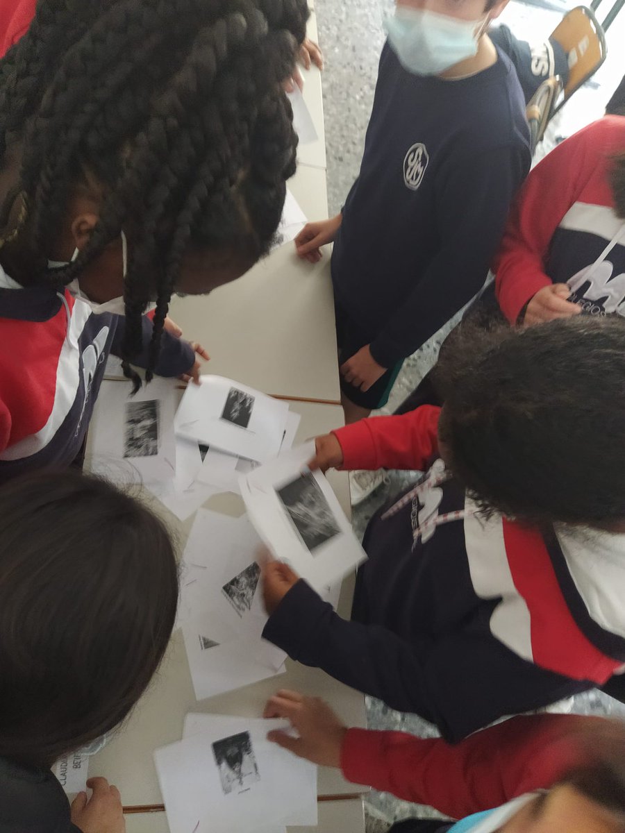 sjosemalaga's tweet photo. Los alumnos de 2º de ESO, tras ver La Pasión de Jesús, han tenido que ordenar cronológicamente (según lo que vivió Jesús) los tronos de las imágenes malagueñas de nuestra Semana Santa. Han disfrutado conociendo la historia después de trabajar el último tema: "El mundo de Jesús". https://t.co/2juxFiiRWR