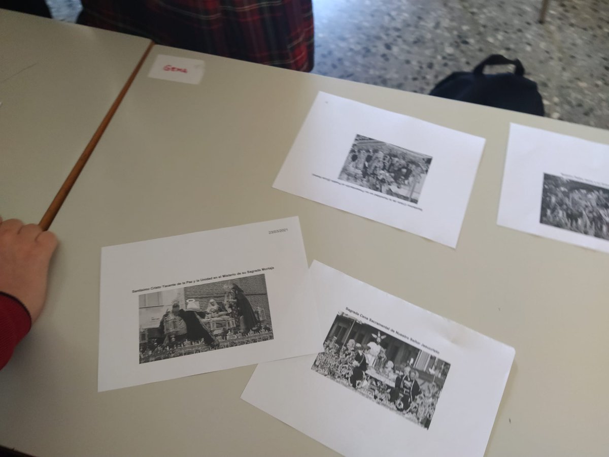 sjosemalaga's tweet photo. Los alumnos de 2º de ESO, tras ver La Pasión de Jesús, han tenido que ordenar cronológicamente (según lo que vivió Jesús) los tronos de las imágenes malagueñas de nuestra Semana Santa. Han disfrutado conociendo la historia después de trabajar el último tema: "El mundo de Jesús". https://t.co/2juxFiiRWR