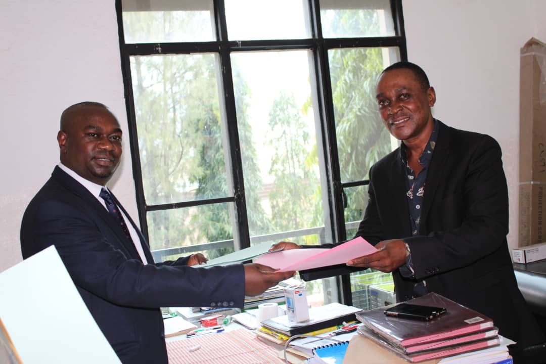 Remise et reprise entre le Secretaire Executif Permanent sortant Prof Steve De Cliff <a href="/SDeCliff/">Prof. Steve Juru De Cliff</a> et celui entrant Prof Tatien Masharabu, à la Commission Nationale de la SCience, la Technologie et l'Innovation <a href="/CNSTI2/">National Commission of Science, Technology & Innov</a> , en présence de l'assistant du @MESRS4