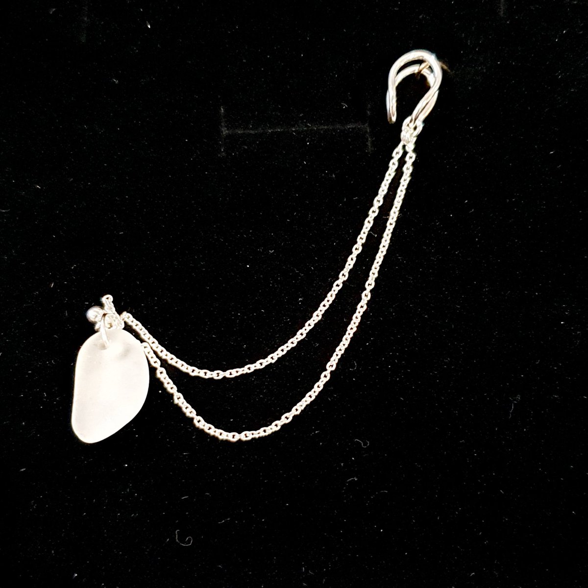 NanasWitchCraft's tweet photo. ☆●♡Mr Postie just dropped this off, created by @Ness_SeaGlass 🦕
I blooming love it, thank you Sarah🖤
#earchain #handmade #lochglass #beautiful #MHHSBD https://t.co/2opCZOrfRp
