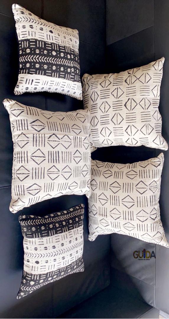 GuidaNiger's tweet photo. nouvelle collection nomée « BALAGRO » qui signifie dans ma langue paternel #voyage,BALAGRO dont la matière principale est cette fois ci le #BOGOLAN , ce #pagnetissé venu de pays de la sous région est désormais disponible en boutique pour une #décoafricaine chic et raffinée https://t.co/ZYBihisGYw