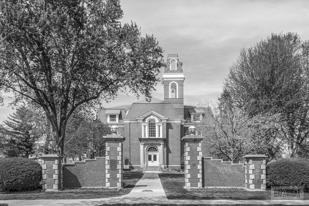 universityicons's tweet photo. Today's featured university icon is College Hall at Simpson College, Indianola, IA https://t.co/E75IrNM8jJ @SimpsonCollege @SimpsonAlums #architecture #campus #campuslife #campustour #college #collegedays #collegelife #collegetour #picoftheday #graduation #archdaily #photography https://t.co/PvQ6884Dy0