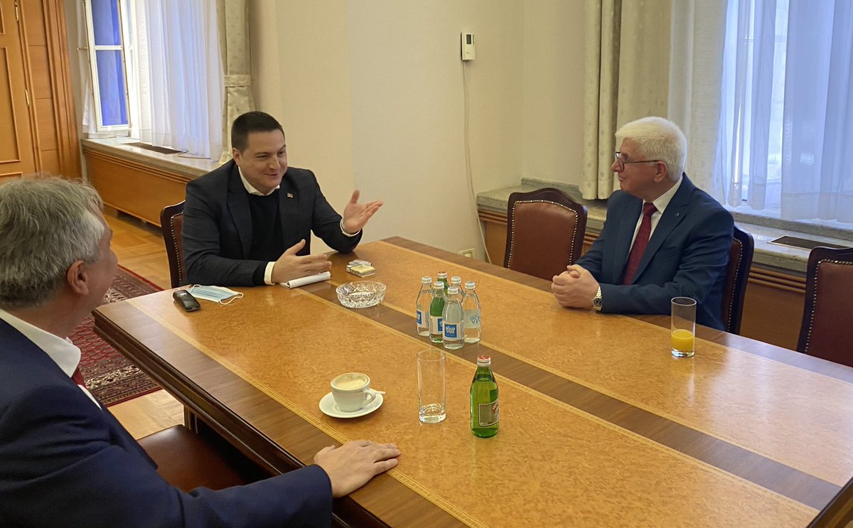 brankoruzicsps's tweet photo. Univerzitet u Prištini sa privremenim sedištem u Kos. Mitrovici karijatidni je stub opstanka srpskog naroda na KIM. @MPNTR će nastaviti da ulaže u kadrovske i sve dr.kapacitete Prištinskog univerziteta, jer je seme srpske budućnosti na prostorima južne pokrajine @socijalisti https://t.co/Tux0Y7Pz4q