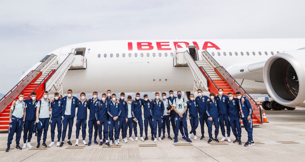 Iberia's tweet photo. Recibimos a bordo a #LaRoja y ponemos rumbo a Tiblisi para seguir luchando por la clasificación para #Qatar2022 ✈️ ¡A por todas @SeFutbol! 🇪🇸⚽️ #Talentoabordo #SomosEspaña #SomosFederación https://t.co/0aDmsl5xtY