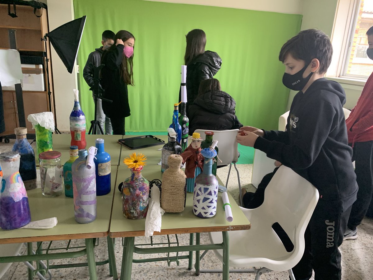 bibliocanosa's tweet photo. Gravando as mensaxes das botellas. Avisade se chegan as vosas mans. #alfim #bibliotecacreativa. https://t.co/9MvA3zDcCk
