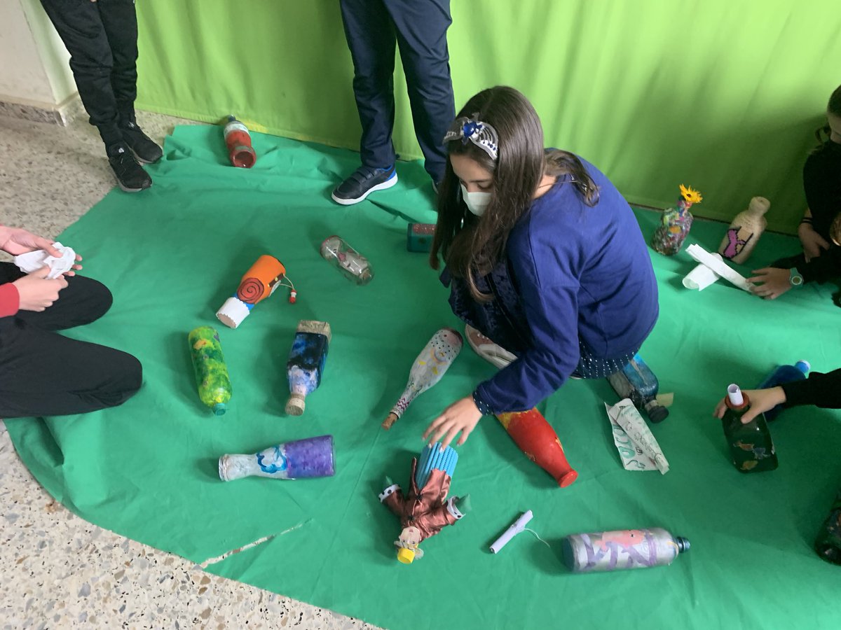 bibliocanosa's tweet photo. Gravando as mensaxes das botellas. Avisade se chegan as vosas mans. #alfim #bibliotecacreativa. https://t.co/9MvA3zDcCk