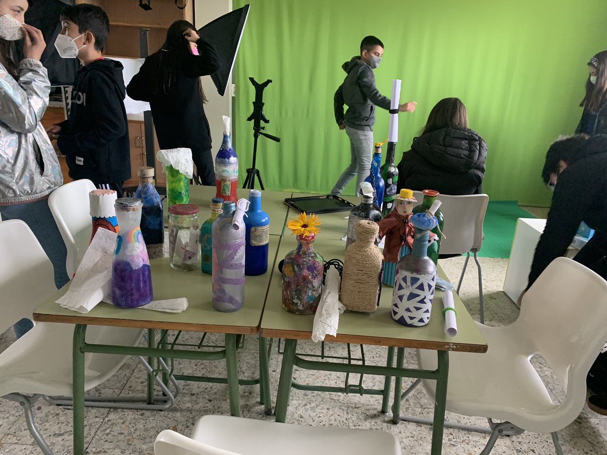 bibliocanosa's tweet photo. Gravando as mensaxes das botellas. Avisade se chegan as vosas mans. #alfim #bibliotecacreativa. https://t.co/9MvA3zDcCk