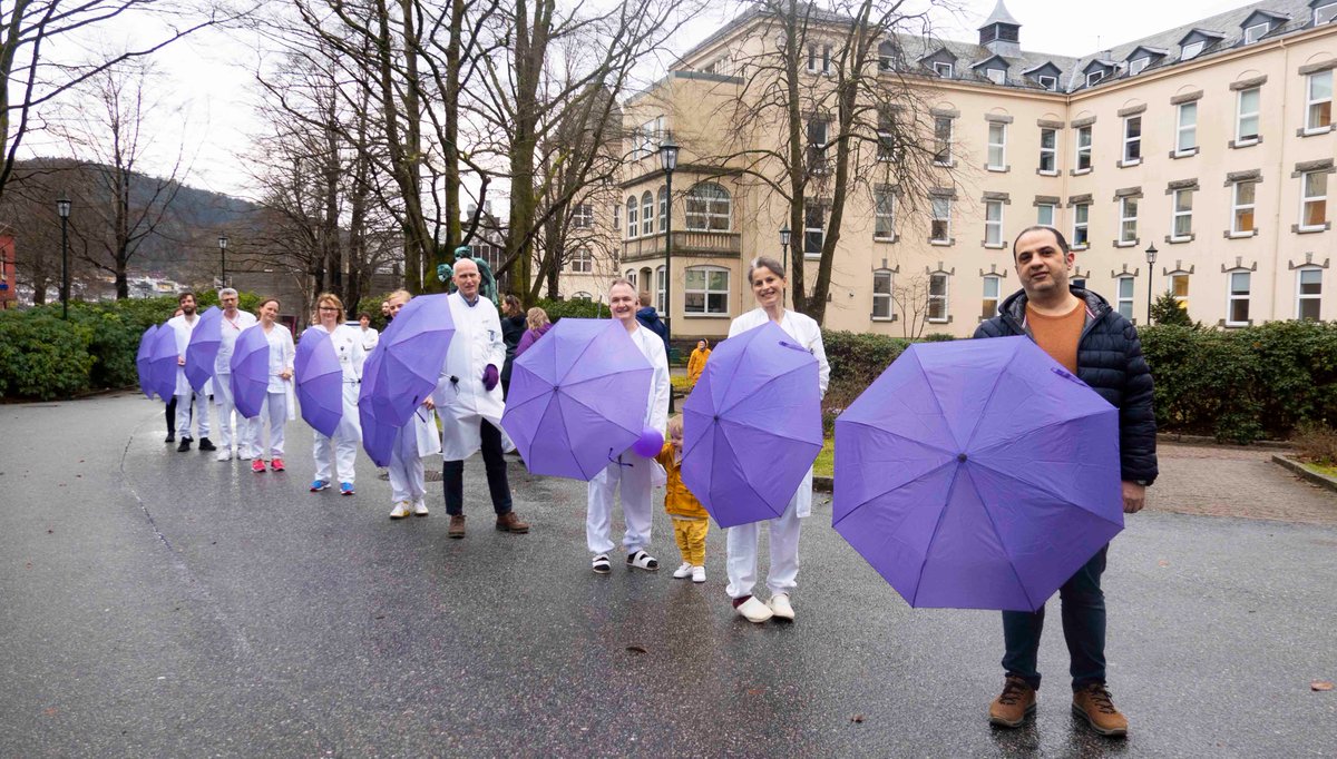 BergenEpilepsy's tweet photo. Vi markerte #Lilladagen på @haukeland_no  med @Epilepsiforbund ! Så fornøyd! Lilladagen er en global dag der folk samles med lilla klær for å skape oppmerksomhet og redusere mytene rundt epilepsi. Ikke hør på epilepsimytene! #EpilepsyAwarenessDay https://t.co/Mm9LMxw4CF