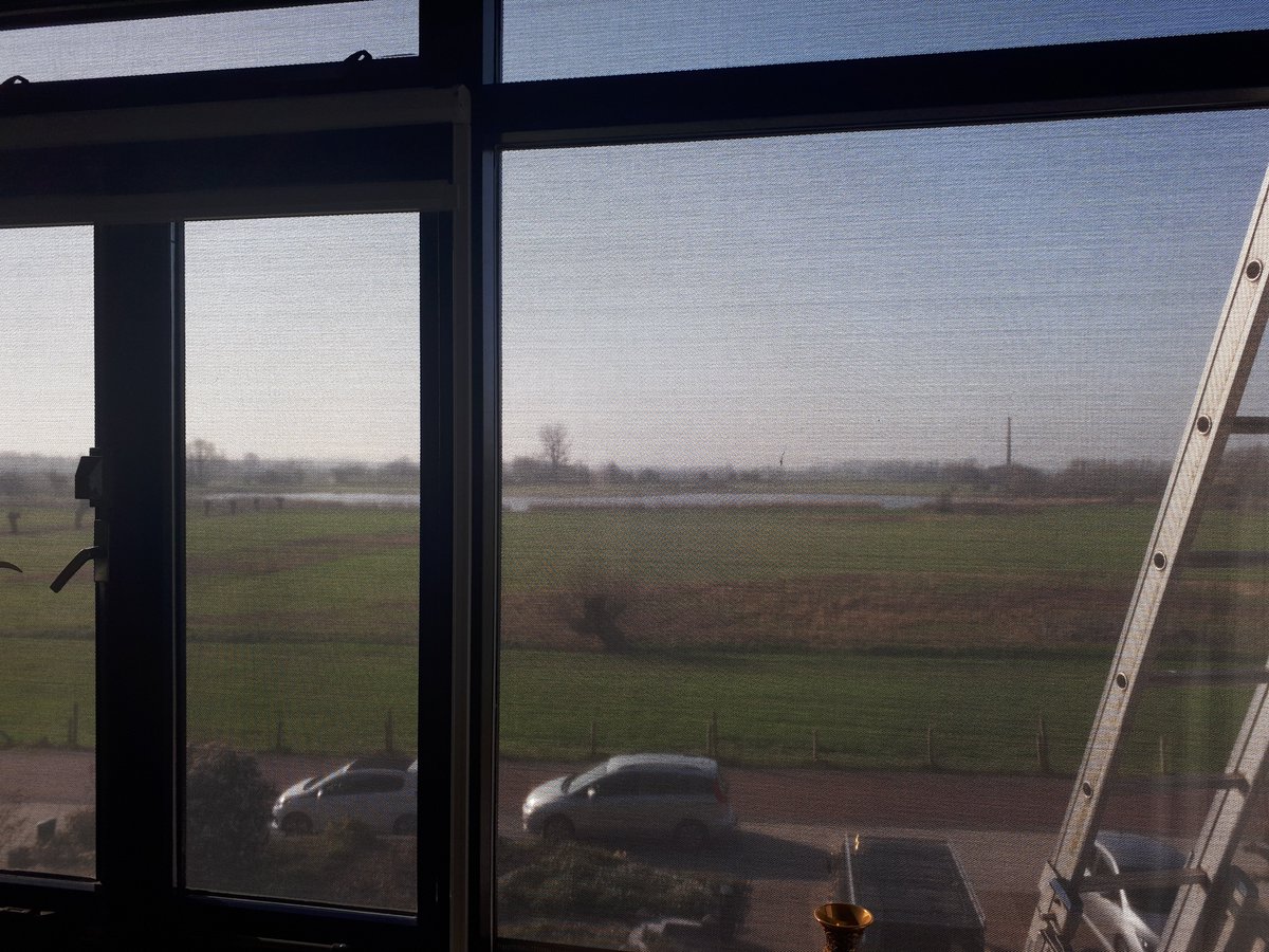 Monteren met een mooi uitzicht over de uiterwaarden en Rijn bij Wageningen! Deze klant koos voor windvaste screens in een mooie structuurlak (matzwart RAL9005), in de kleur van de kozijnen.

#zonwering #screens #Rhenen #Veenendaal #Ede #Wageningen #Utrecht #Gelderland #Betuwe eo