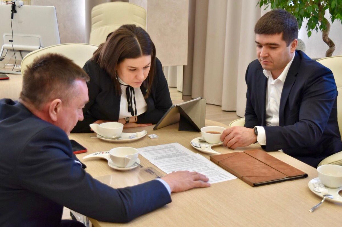 InvestTatarstan's tweet photo. Возможности расширения рынков сбыта для предпринимателей с помощью конгрессно-выставочных мероприятий обсудили руководитель Агентства инвестиционного развития республики Талия Минуллина с генеральным директором Агентства по государственному заказу Татарстана Яковом Геллером. https://t.co/yinYucHMXC