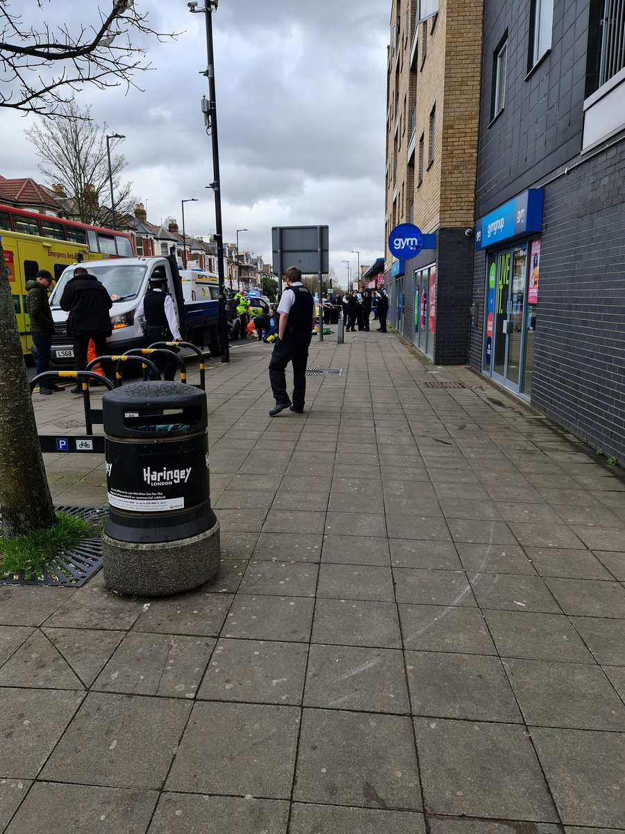 eLOussss's tweet photo. Tragic incident in #WoodGreen #Haringey where a women fell from a balcony.

I hope she is OK 🙏. https://t.co/rb9wKNt5Uh