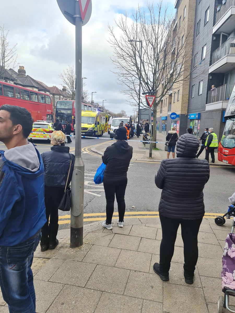 eLOussss's tweet photo. Tragic incident in #WoodGreen #Haringey where a women fell from a balcony.

I hope she is OK 🙏. https://t.co/rb9wKNt5Uh