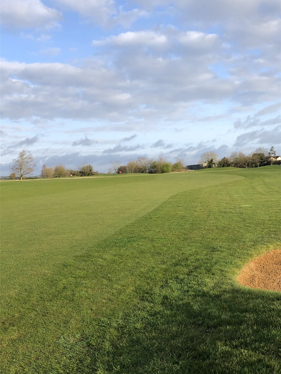 GreenkeepersKGC's tweet photo. Bit more preparation @KirtlingtonGolf today.. looking forward to welcoming the golfers back next week ☀️☀️ https://t.co/bc8aSwnPJr