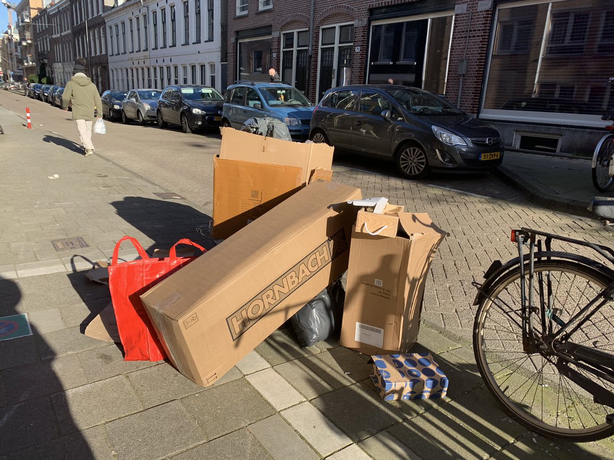 dePijpbyLex's tweet photo. @webcare020 afval al twee dagen op straat. Adres stichers erbij, graag aan- en oppakken. Rustenburgerstraat 90 https://t.co/6UeMaKXdwQ