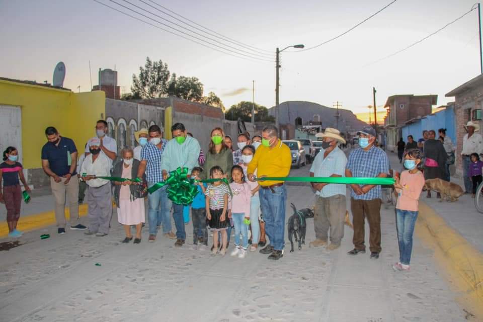 LaloMaldonadoSF's tweet photo. ✅🚧Con la inauguración de la calle Lázaro Cárdenas y el arranque de la obra de construcción de la calle Escobedo, beneficiamos a las y los habitantes de San Bartolo.
Obras que dignifican a las familias mejorando su calidad de vida.
#SanFelipeesProgreso https://t.co/EYTVleGE8k
