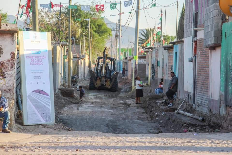 LaloMaldonadoSF's tweet photo. ✅🚧Con la inauguración de la calle Lázaro Cárdenas y el arranque de la obra de construcción de la calle Escobedo, beneficiamos a las y los habitantes de San Bartolo.
Obras que dignifican a las familias mejorando su calidad de vida.
#SanFelipeesProgreso https://t.co/EYTVleGE8k