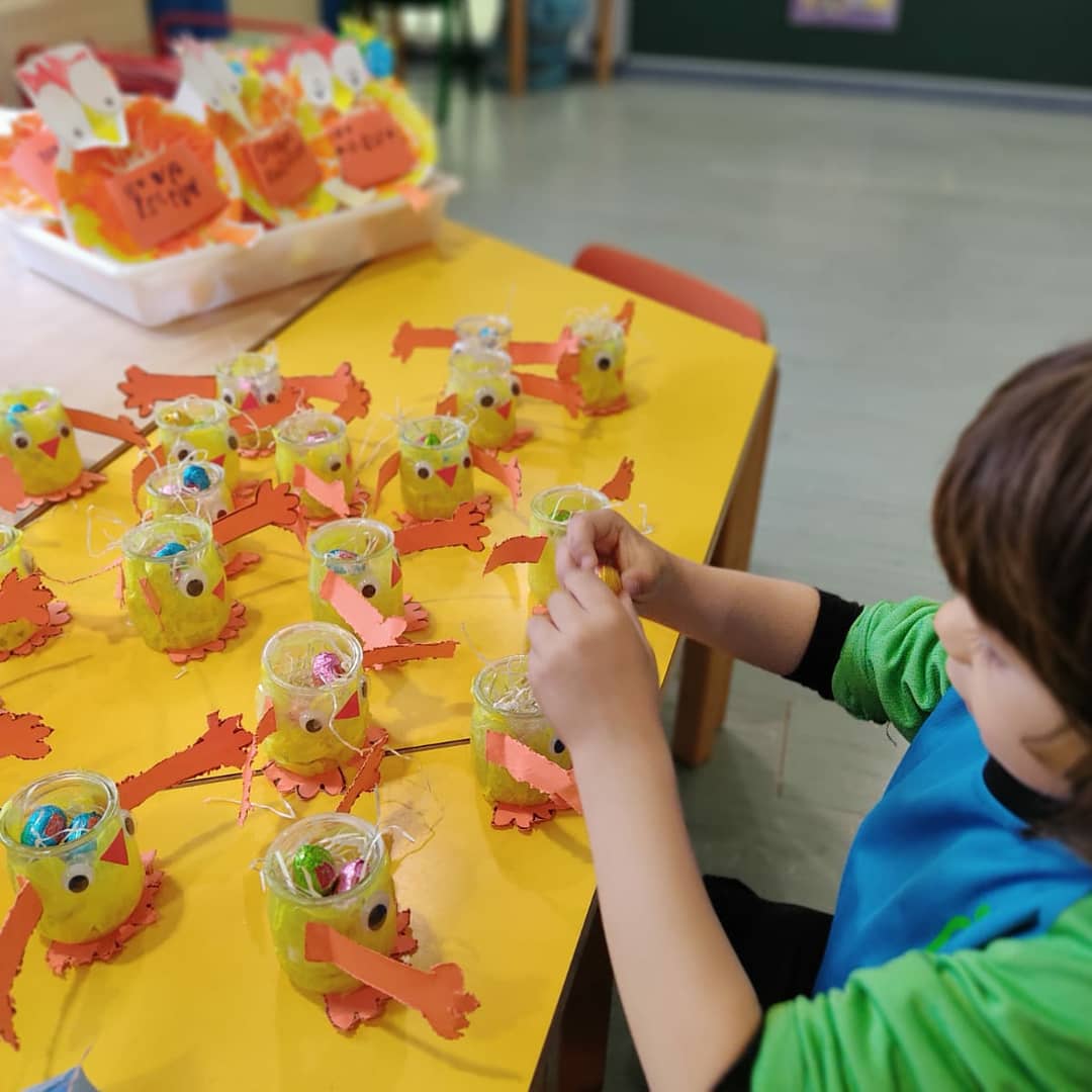FedacLleida's tweet photo. INFANTIL: Els alumnes d'infantil us desitgem Bona Pasqua amb aquests pollets que han preparat amb molta il·lusió. #pasqua #infantil #somcreatius #easter https://t.co/u30JZdZlSZ