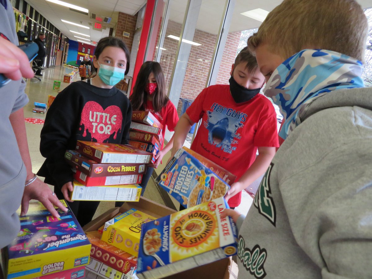 ccsdschools's tweet photo. For two weeks our LT community collected boxes of cereal for donation to local food pantries like @feedrockland  @RocklandPride &amp; our #ClarkstownCSD FRC. The school nearly doubled their goal of 500, tallying a total of 821 Cheerios, Corn Flakes &amp; Kix (among others). #CCSDOutreach https://t.co/GEkMxweT90