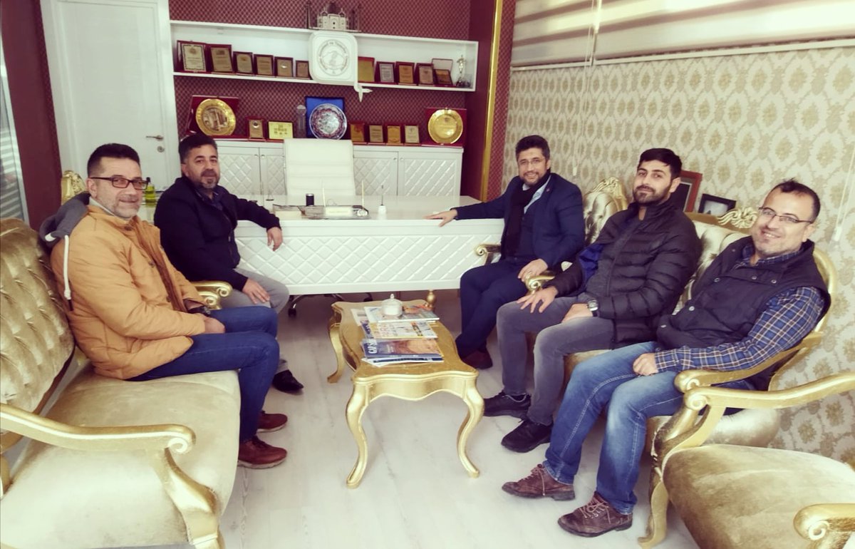serifvaroltr's tweet photo. Gençlik Kolları Başkan Yardımcımız @ahmeturndu ile Mardin Gazeteciler ve Yazarlar Cemiyeti Başkanı ve @Mardinlife imtiyaz sahibi @UrunduKadir ve @nezirgunes beyleri ziyaret edip Mardin İl Kongremize davet ettik. Samimi misafirperverliği ve #sembusek için şükranlarımı sunuyorum.. https://t.co/VwFbPtbuBo