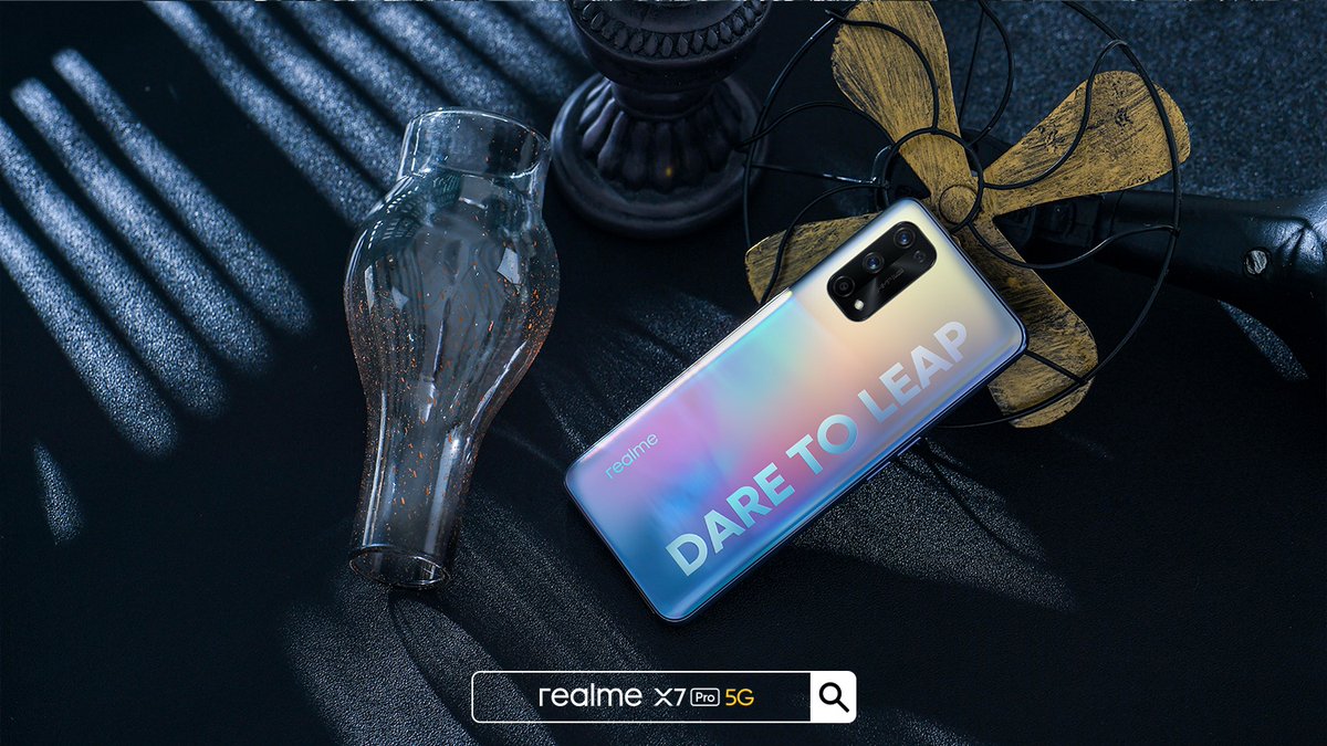 realmeIndia's tweet photo. All eyes on the #realmeX7Pro! 
The very best from #realme not only offers Fast Charge and Massive Battery but also sports a Futuristic Design making it a real Flagship. 

Know more: https://t.co/Z9ILNZa715 https://t.co/no6F6FhIEQ