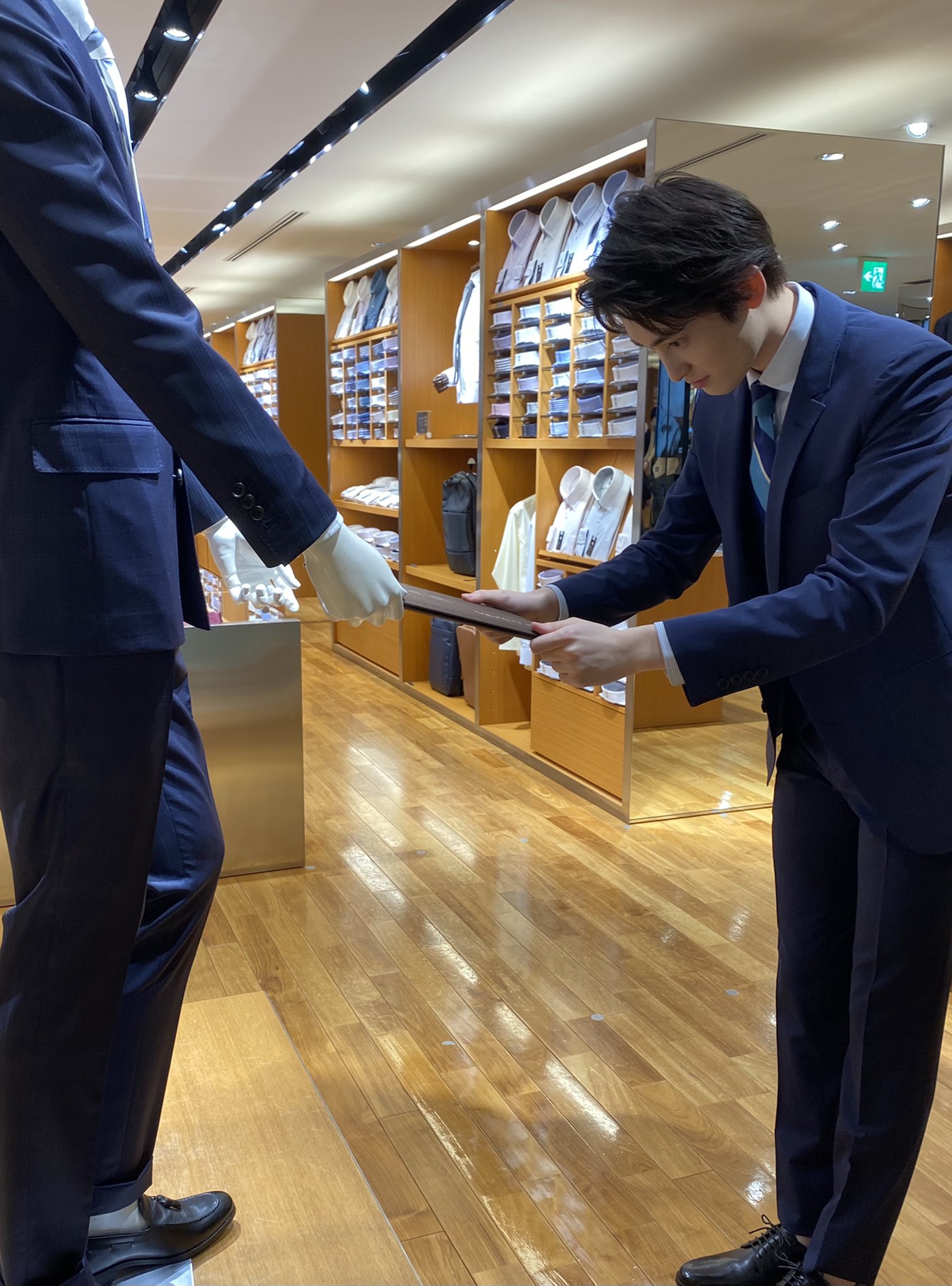 松井健太 先日 法政大学を卒業しました 卒業式に参加することが出来なかったので本日の仕事終わりに笑 中学受験 芸能活動 浪人生活 大学生活と全てを支えてくれた両親 弟には心から感謝しています 今後とも精進して参ります 応援の程宜しくお願い