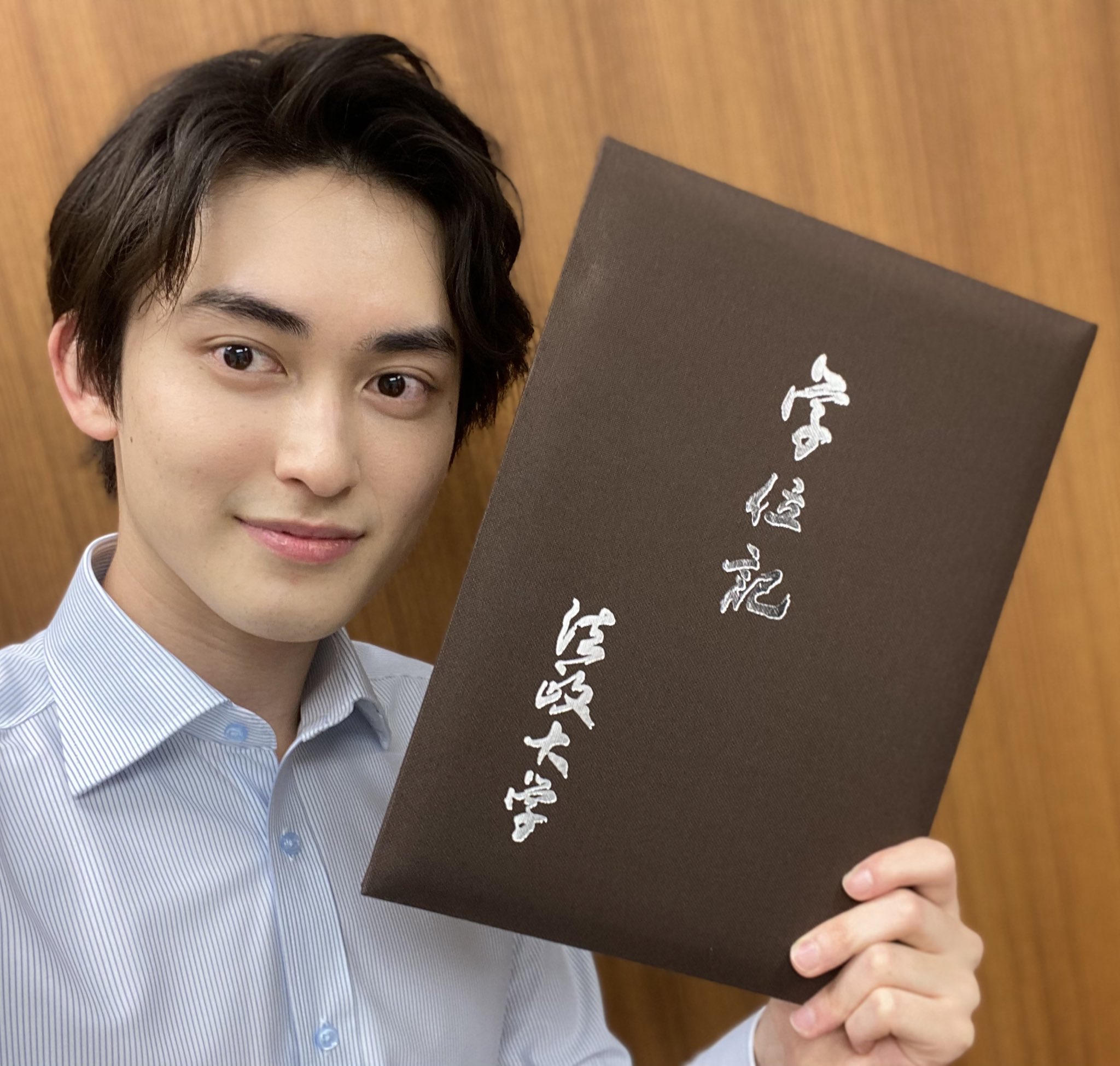 松井健太 先日 法政大学を卒業しました 卒業式に参加することが出来なかったので本日の仕事終わりに笑 中学受験 芸能活動 浪人生活 大学生活と全てを支えてくれた両親 弟には心から感謝しています 今後とも精進して参ります 応援の程宜しくお願い