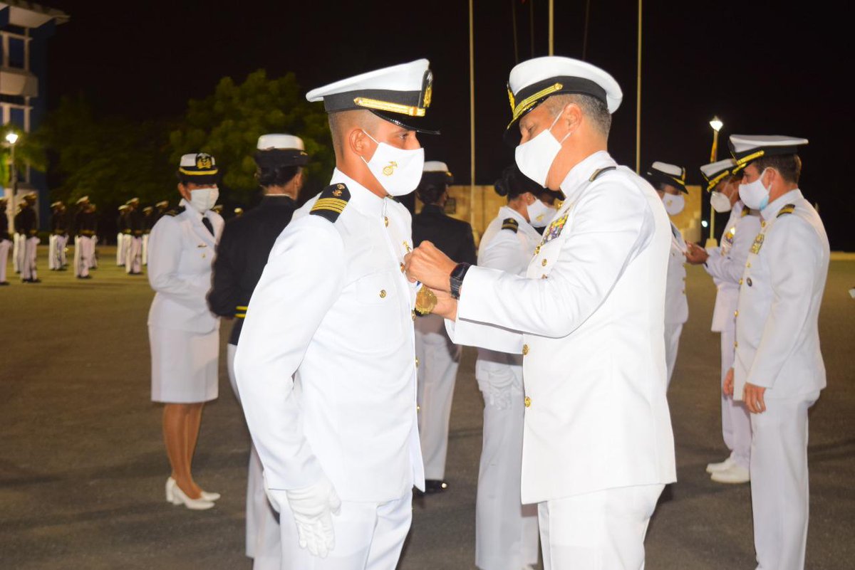 armada_ecuador's tweet photo. #Salinas | En el Patio de Honor de la #EscuelaSuperiorNaval se realizó la ceremonia de entrega de espadín a los Guardiamarinas de segundo año, promoción Dukes 2023 y entrega de condecoraciones a los Guardiamarinas que se destacaron en el periodo 2020. #ArmadaEcuatoriana #ESSUNA https://t.co/6AYzjbtBxq