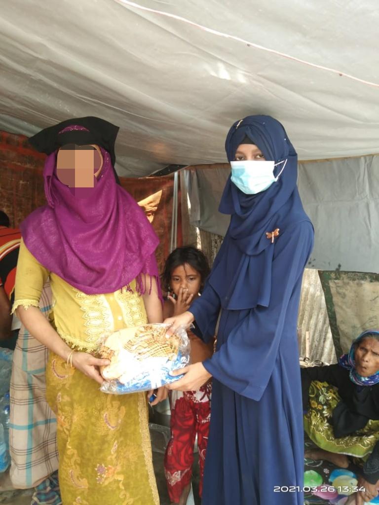 Abdulla_AH7's tweet photo. #Rohingya women are strong and hard worker. Some our sisters are actively participating in social works helping the fire victims in the camp. #RohingyaCampFire #SupportFireVictims #BalukhaliCamp #CoxBazar #RohingyaWomen @RestlessBeings @EmilyFishbein11 @Ronan_Lee @UKMuslimYouth https://t.co/JLZrG9W3gr