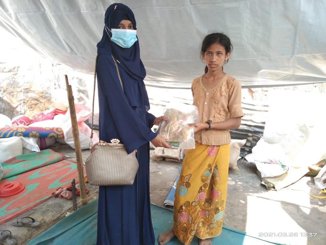 Abdulla_AH7's tweet photo. #Rohingya women are strong and hard worker. Some our sisters are actively participating in social works helping the fire victims in the camp. #RohingyaCampFire #SupportFireVictims #BalukhaliCamp #CoxBazar #RohingyaWomen @RestlessBeings @EmilyFishbein11 @Ronan_Lee @UKMuslimYouth https://t.co/JLZrG9W3gr