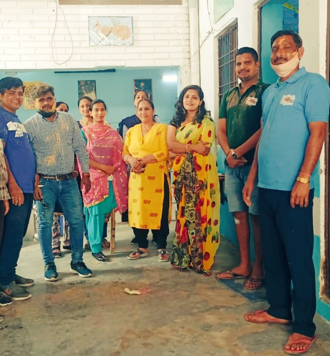 jhaasudha's tweet photo. किसी भी त्यौहार की खुशी कई गुना बढ जाती है जब हम मासूम बच्चों के साथ उसे साझा करते हैं ! कोरोना के समय में सिर्फ मुस्कान वाली सुरक्षित होली सभी को मुबारक! #ActionAgainstChildLabour #sambhawnaschoolpanipat #childrightsprotectionforum https://t.co/CG71AfJdAX