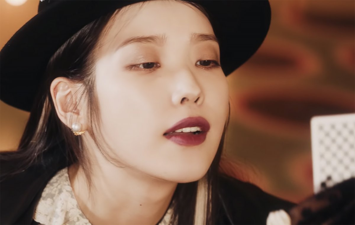 WORLDMUSICAWARD's tweet photo. #IU Gambles up a storm in latest funky #Coin MV from her new chart-topping album #LILAC!👩‍🎤🃏🎥💥🥇💿👑💜@_IUofficial 
https://t.co/voIKiI1GUN https://t.co/MlhUYxeFog