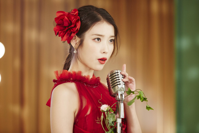 WORLDMUSICAWARD's tweet photo. #IU Gambles up a storm in latest funky #Coin MV from her new chart-topping album #LILAC!👩‍🎤🃏🎥💥🥇💿👑💜@_IUofficial 
https://t.co/voIKiI1GUN https://t.co/MlhUYxeFog