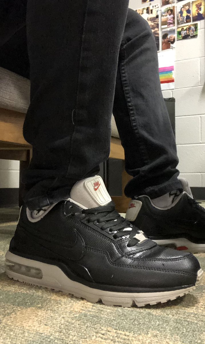 jose_aespinal's tweet image. ...And the Nikes on my feet keep my cipher complete @OfficialNaS  #DripFridays #BigBubbleDripMaxs #CustomDrip