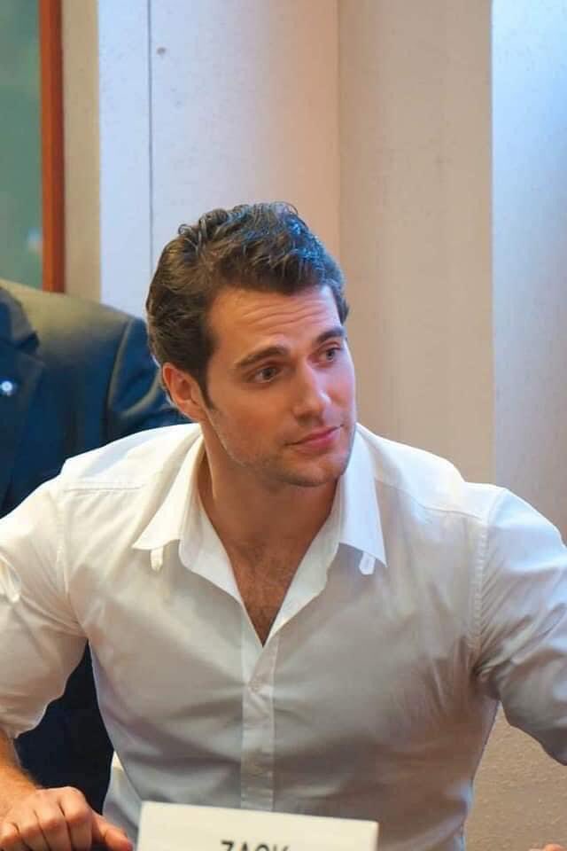 TonyBandres's tweet photo. 5 años de mala suerte a quien no comparta la belleza de Henry Cavill. https://t.co/w5vxK0n7BC